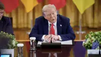 Backdrop to the movie "Trump v the Truth" #886955