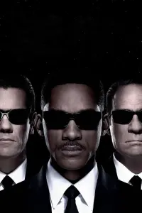 Poster to the movie "Men in Black 3" #678649