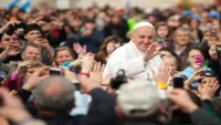 Backdrop to the movie "Francis: A Pope Among the People" #784830