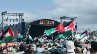 Backdrop to the movie "KNEECAP: Live from Glastonbury" #805693