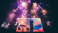 Backdrop to the movie "Fallen Alien en concert aux Vieilles Charrues 2025" #821190