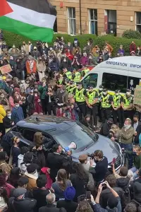 Poster to the movie "Everybody to Kenmure Street" #658582