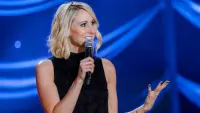 Backdrop to the movie "Nikki Glaser: Perfect" #811695