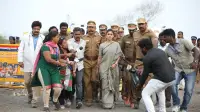 Backdrop to the movie "Aramm" #893285