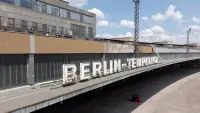 Backdrop to the movie "Flughafen Tempelhof - Tor zur Freiheit" #635122