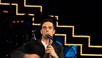 Backdrop to the movie "Robbie Williams: What We Did Last Summer - Live at Knebworth" #762186