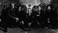 Backdrop to the movie "Queens of the Stone Age: Alive in Paris and Before" #798053