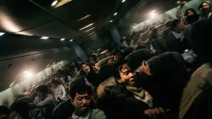 Backdrop to the movie "Emergency Declaration" #316691