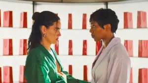 Backdrop to the movie "Blink Twice" #780337