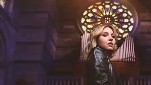 Backdrop to the movie "Taylor Tomlinson: Prodigal Daughter" #787408