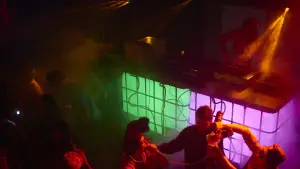 Backdrop to the movie "Ravers" #737822