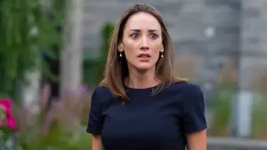 Backdrop to the movie "Glass Houses" #728238