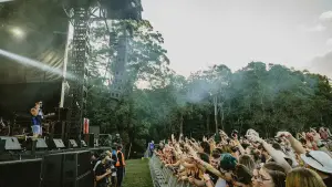 Backdrop to the movie "6 Festivals" #742419