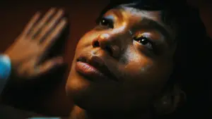 Backdrop to the movie "Blink Twice" #780314