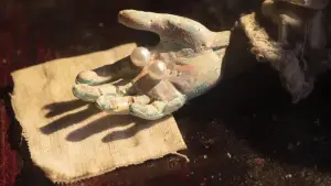 Backdrop to the movie "The Girl Who Cried Pearls" #780985