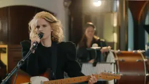 Backdrop to the movie "Tribute to David Bowie - Heroes Never Die" #541523