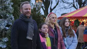 Backdrop to the movie "Tinsel Town" #599494