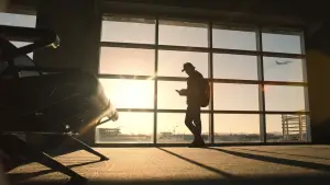 Backdrop to the movie "Carry-On" #779981