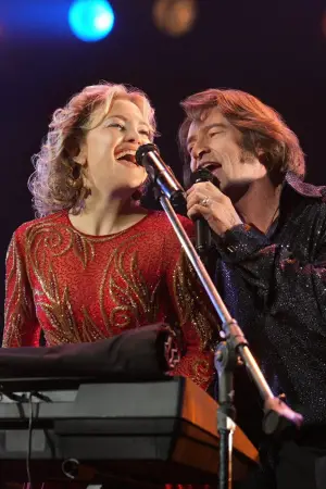 Poster to the movie "Song Sung Blue" #518660