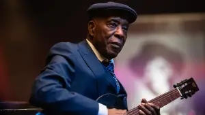 Backdrop to the movie "Sinners" #512379