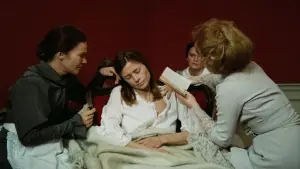 Backdrop to the movie "Cries and Whispers" #751933