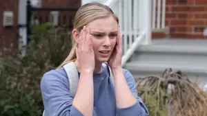 Backdrop to the movie "Glass Houses" #728239