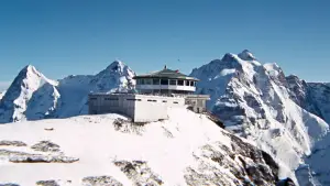 Backdrop to the movie "On Her Majesty