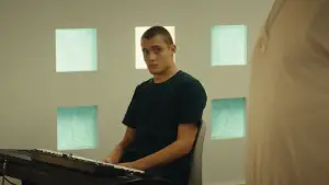 Backdrop to the movie "Inside" #698143