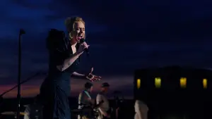 Backdrop to the movie "Adele One Night Only" #411188