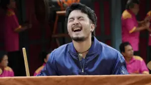 Backdrop to the movie "Levitating" #797995