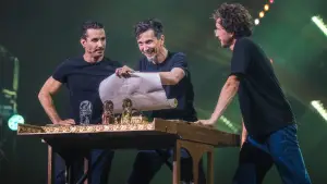 Backdrop to the movie "Ferrari, Tsamere, Lecaplain : La Tournée du Trio" #650067