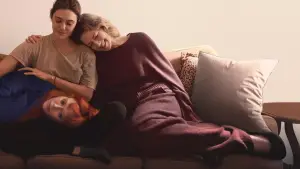 Backdrop to the movie "His Three Daughters" #641328