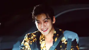 Backdrop to the movie "Revolver" #637178