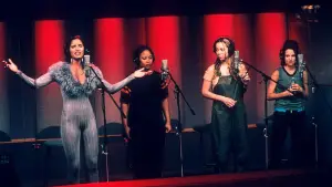 Backdrop to the movie "Glitter" #703728