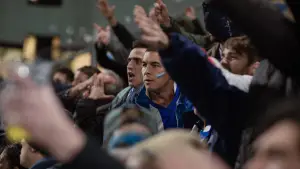 Backdrop to the movie "Away" #692855