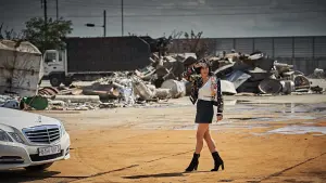 Backdrop to the movie "Beasts Clawing at Straws" #338657