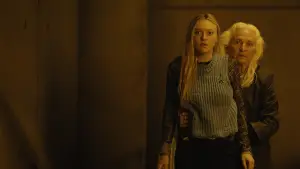 Backdrop to the movie "The Watchers" #600431