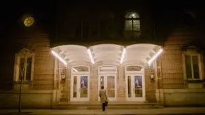 Backdrop to the movie "Bee