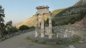 Backdrop to the movie "Delphes, nombril du monde" #774812