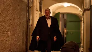 Backdrop to the movie "Canary Black" #623072