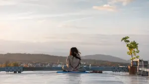 Backdrop to the movie "Chaos and Silence" #714443