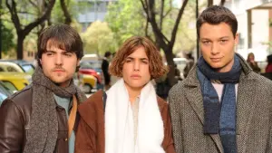 Backdrop to the movie "3some" #335421