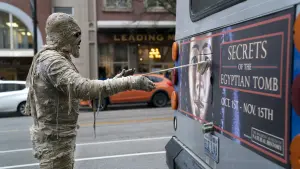 Backdrop to the movie "Under Wraps" #362344