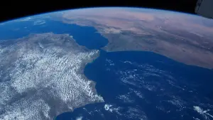 Backdrop to the movie "A Beautiful Planet" #417300