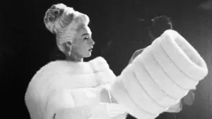 Backdrop to the movie "What a Way to Go!" #424428