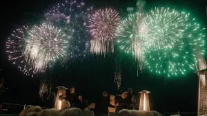 Backdrop to the movie "The Woman in Cabin 10" #573015