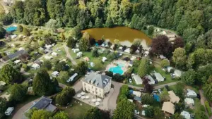 Backdrop to the movie "Le camping, un siècle de bonheur français" #929543