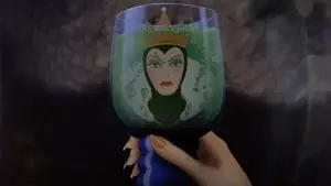 Backdrop to the movie "Snow White and the Seven Dwarfs" #580880