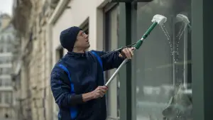 Backdrop to the movie "At Work" #767975