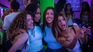 Backdrop to the movie "Roommates" #775004